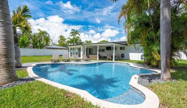 Delilas Chic 3 Bedroom 2 bath Abode with Heated Pool in Deerfield Beach