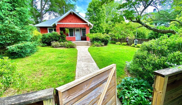 Deluxe Downtown Bungalow - fenced in yard, pet friendly.