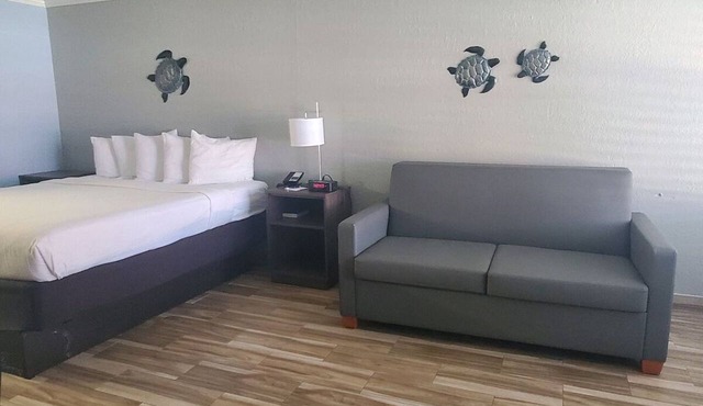 Deluxe Suite w/Kitchen | Vero Beach Inn and Suites | with Outdoor Swimming Pool