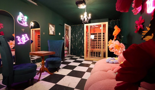 Designer 3-bedroom house: sauna,photo zones, sunroom, fire table,fenced backyard