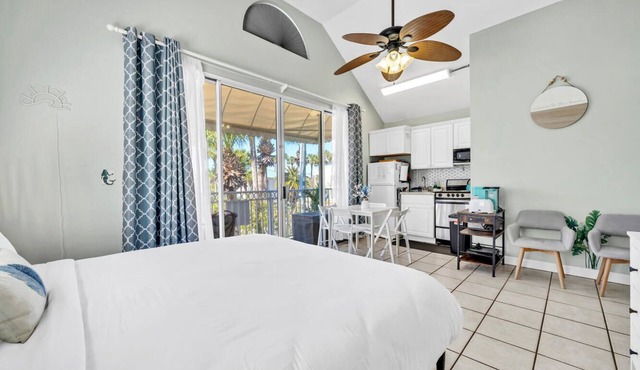 Destin Crystal Beachside Bungalow~Steps to Beach & Pool~Prime location in Destin