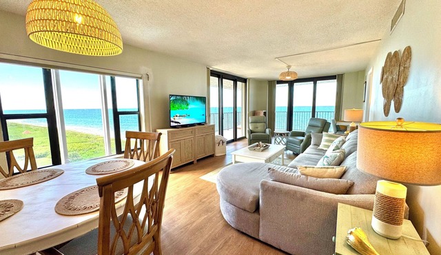 Direct oceanfront, corner balcony - amazing views ocean to river! On the beach!