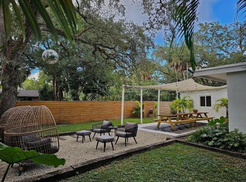 -Disco Bungalow- One third mile to FTL Marine Center