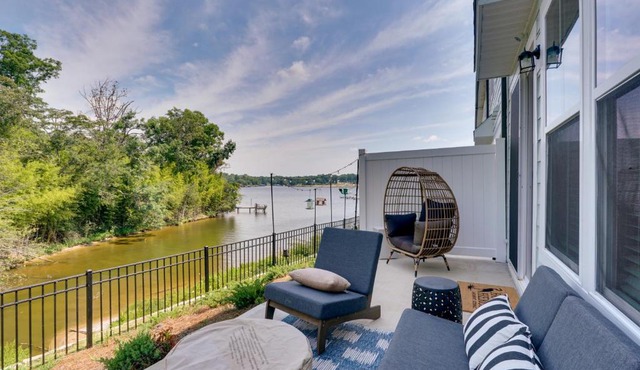 Dock Access! 'Hook & Heron Lakefront Getaway'