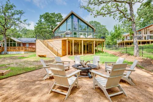 Dock & Fire Pit: Cedar Creek Lakefront Retreat! in Malakoff