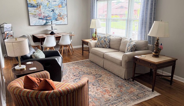 Dog-friendly 2 bedroom house with king bed in Oak Ridge