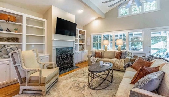 Dog-friendly cottage with a game room, washer/dryer, central AC, & gas fireplace