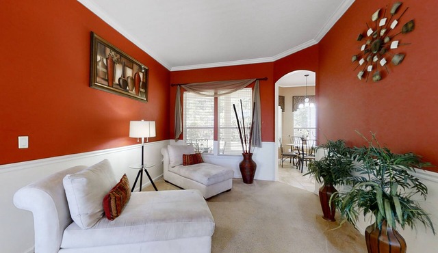 Dog-friendly home with screened-in patio, washer/dryer, & central AC