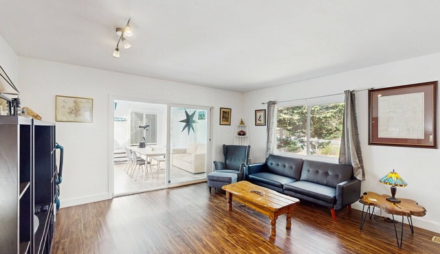 Dog-friendly, riverfront home with WiFi, deck & private washer/dryer in Springfield