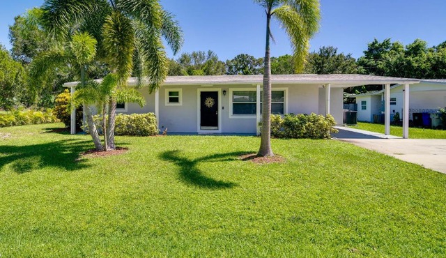 Dog-Friendly Vero Beach Retreat with Porch and Grill!