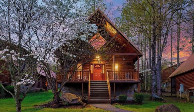 Dottie's Place by Beyond Expectations: 2BR Cabin w/Hot Tub, Arcade & Jacuzzi