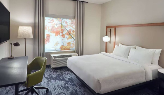 Downtown Athens King Room Breakfast, Pool & Gym