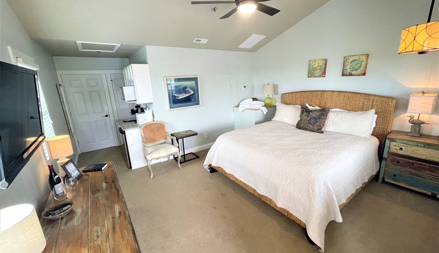 Downtown Swansboro Retreat – Walk to Shops, Dining & Waterfront Fun