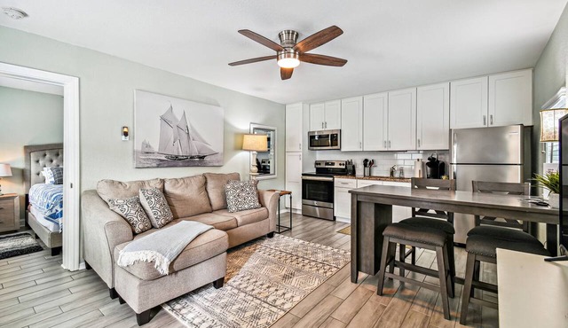 Dunedin Cottage on Pinellas Trail w/Heated Pool, Walk or Bike to Downtown Dunedin! in Dunedin