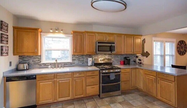 East Nash-Sleeps 10 Walk To Bars 8 mins to DT!