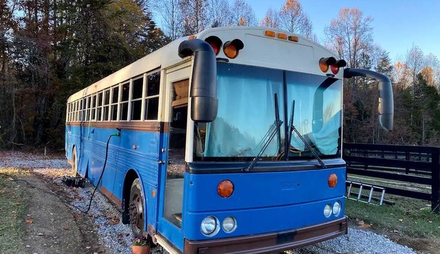Eccentric Converted Bus, Perfect for a Tennessee Vacation in Grandview