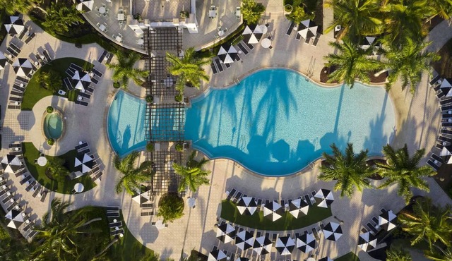 Elegant Room Weekend Hideaway Steps from Premier Golf & Beachside Attraction