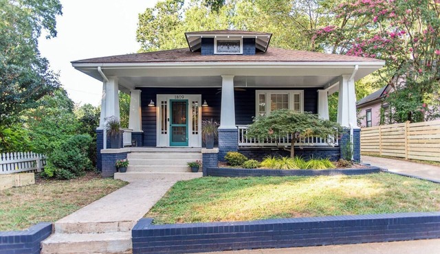 Elizabeth Bungalow, Fenced Yard, Fireplaces, Grill
