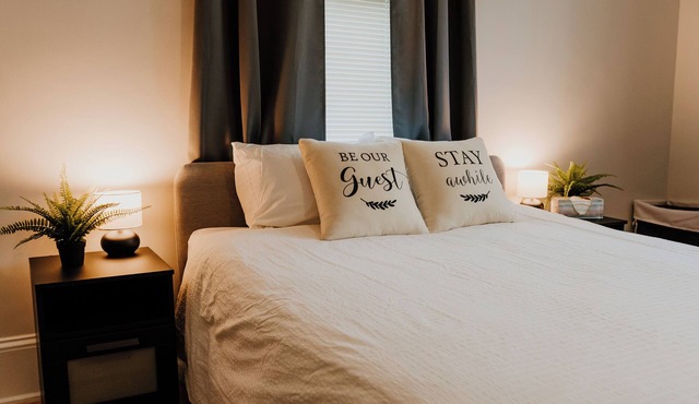 Emerald City Bnb - Cozy Bungalow Mins to Lander University & Self Regional