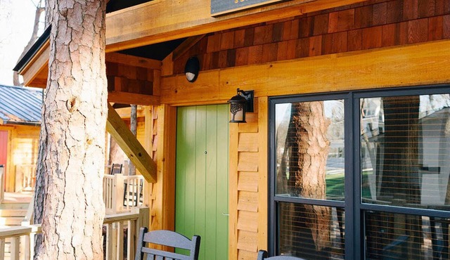 Enchanting Cabin Treehouse Retreat with Fire Pit - Perfect Getaway!