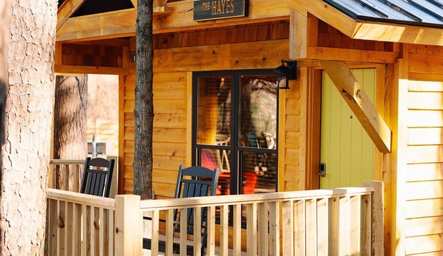 Enchanting Cabin Treehouse Retreat with Fire Pit - Perfect Getaway!n
