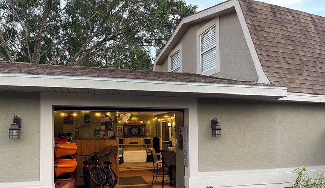 Entire Guest house with private entrance and private backyard space.