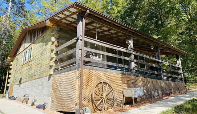 Escape to a upscale cozy cabin and private,near Daniel Forest, Lake Cumberland in Burnside