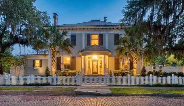 Estill Manor- Luxurious Savannah Estate with Pool & Garden - Sleeps 12!