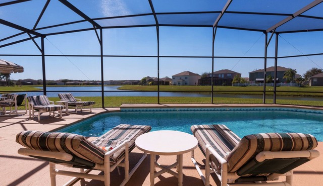 Executive 4 bed 3 bath villa, lake view, large pool, spa, 30 mins from Disney.