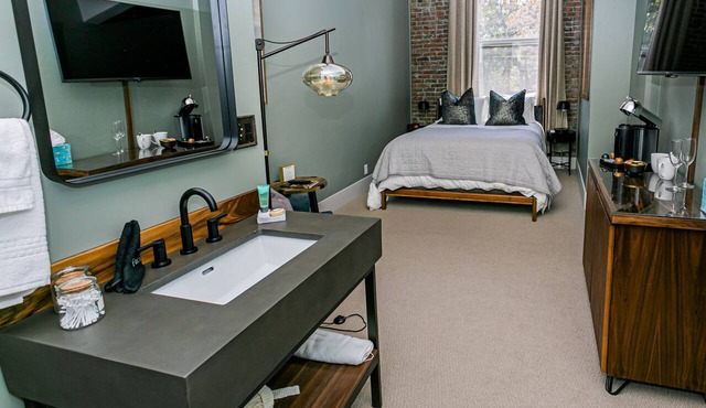 Experience historic Jacksonville! This 1 BR Queen Guest Room offers boutique charm in the heart of wine country. Walk to the Britt Festival, Nespresso machine included. Ideal for a downtown escape for two. in Jacksonville