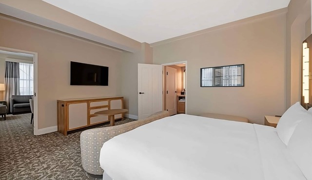 Explore Tampa: Stay in Modern Luxury! 3 Rooms