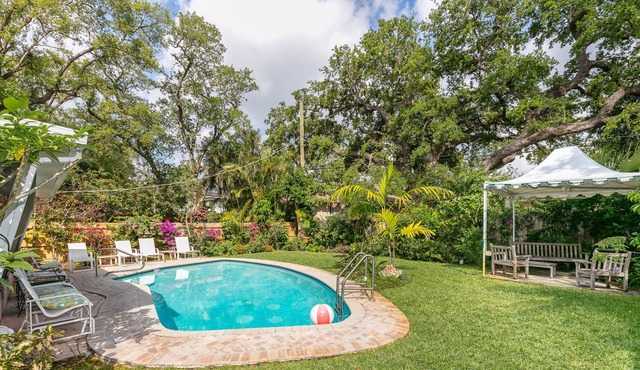 Fabulous Beach Paradise ~ A Floral Oasis Near Beaches And Downtown