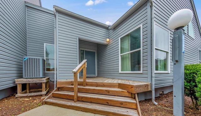 Family-Friendly Lake Condo with Jacuzzi & Resort Fun
