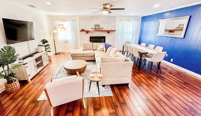 Family & Pet Friendly Home with Fenced Yard, between Downtown & Tybee!