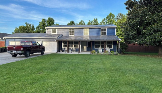 Fantastic 4-bedroom house with AC in tranquil Newport marina community.
