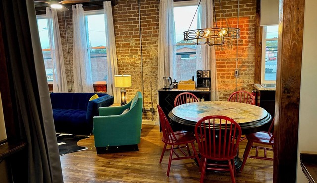 Fantastic, Eclectic, 2nd Floor Urban Loft located center of downtown Hohenwald in Hohenwald