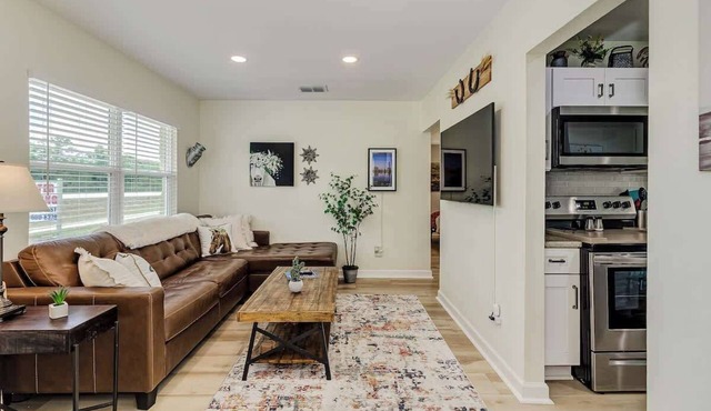 Farmhouse Inspired Cottage w/Fully Fenced-in Yard