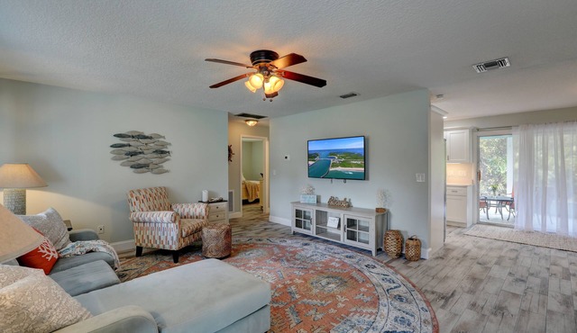 Feels like Paradise in this Tropical COZY Retreat! 15 minutes to BEACH!