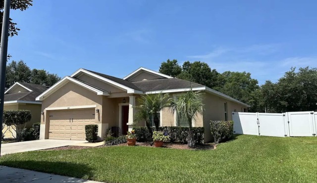 Fenced in - Walk to Brandon boat ramp & 25 minutes to Busch Garden theme parks!