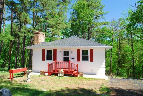 Fire Pit Cabin Retreat - Sleeps 6 - 1hr from STL