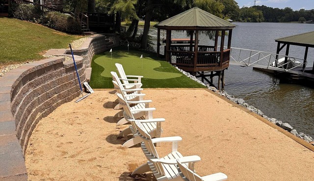 Firefly Lakefront Estate Dock + Beach + Kayaks
