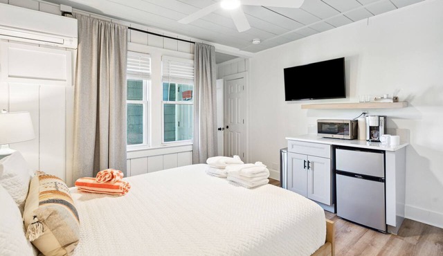 Folliday Inn- The Overnighter- Room 25
