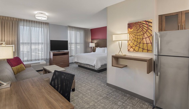 Free Wi-Fi, Free Breakfast + Outdoor Pool. King Studio Near Florence Center.