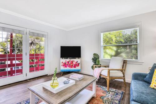 Freshly Remodeled Island Suite w Pool & Pet Friendly
