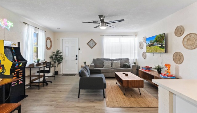 FTL Group Oasis: 3-Home Family Compound: Retro Arcade, BBQ & Near Beach
