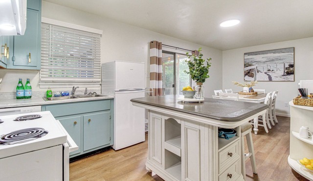 Garden City Home w/Screened Porch: Near Savannah!