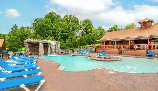 Gatlinburg Escape for 6 w Sauna & Community Pool!