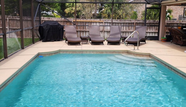 ☆☀︎❀Getaway Paradise! Heated Pool, TV Patio, Fenced, Wifi, Near Beaches!