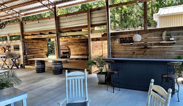 “Glamping” cute tiny cottage with huge outside area to hang out by the fire pit