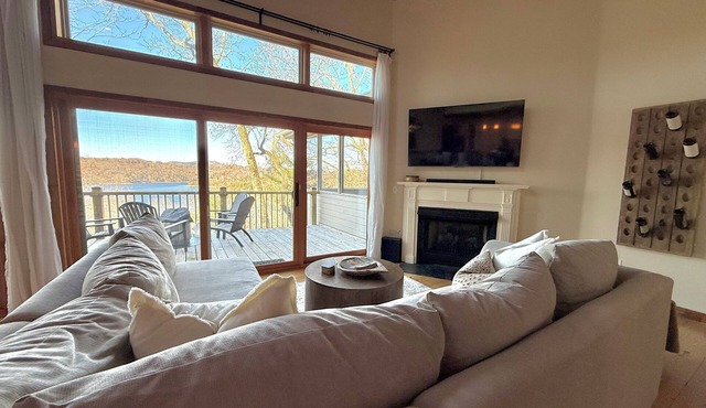 Glenville Lakehouse with Amazing View! 3 bedrooms, elegant & family-friendly!